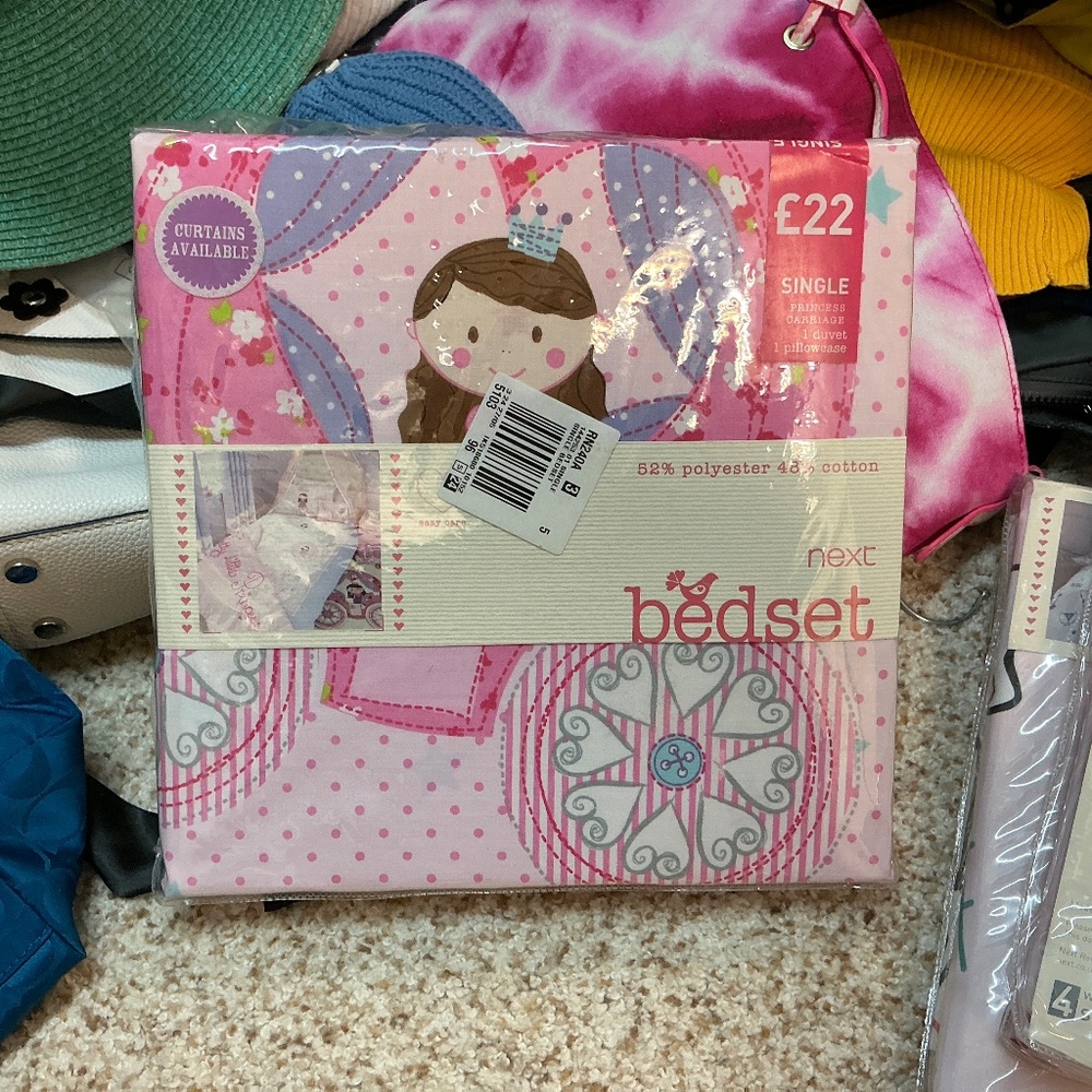 Brand new pink kids single bed set. Has 1 duvet, 1 pillowcase from next
